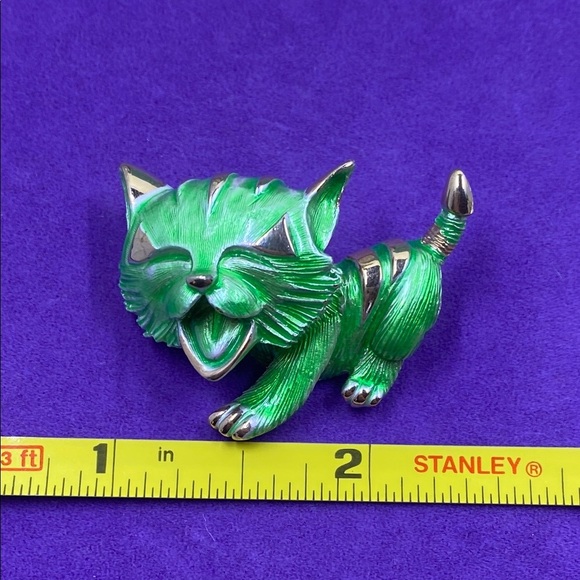 💛 Vintage Gold Tone Green Cat Brooch - Picture 3 of 4